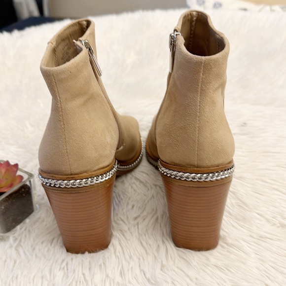 Vince Camuto Bitnny Tan Suede Chain Peep Toe Ankle Heel Bootie women size 8.5 - Picture 7 of 8